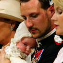 Kronprins Haakon med dåpsbarnet under seremonien (Foto: Tor Richardsen, Scanpix)